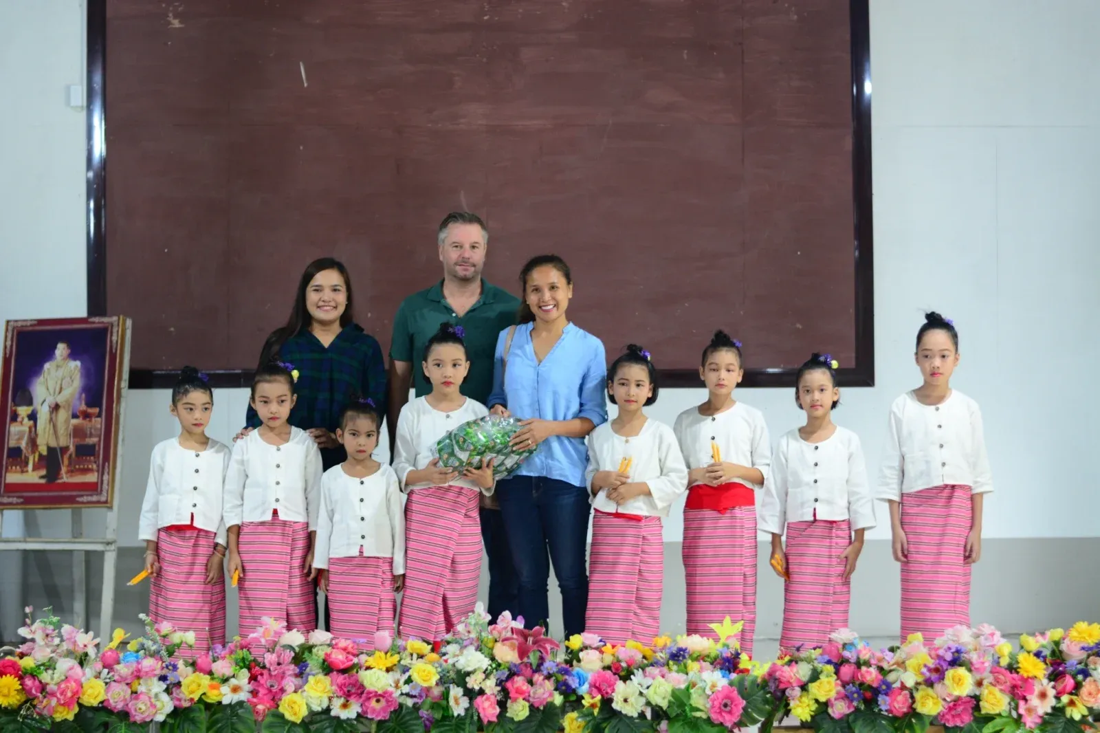 คุณ Mr.Marcus Magiar คุณณัฐธยาน์ มาเกียร์ และคณะมอบทุนการศึกษาและขนมให้กับนักเรียน