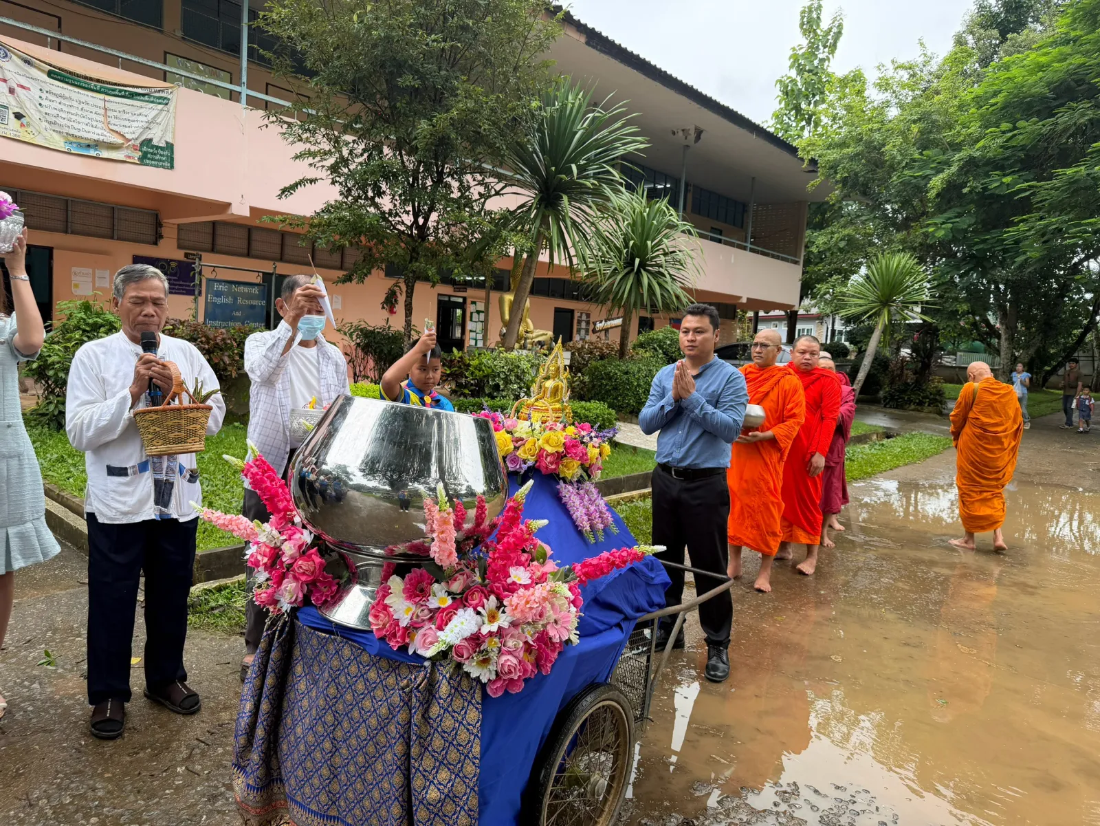 ร่วมกับผู้ปกครองทำบุญตักบาตร เนื่องในวันแม่แห่งชาติ 2569